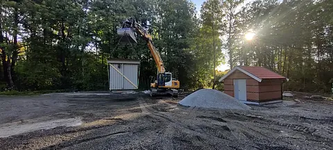 Bulldoser i solnedgang på en byggeplass.